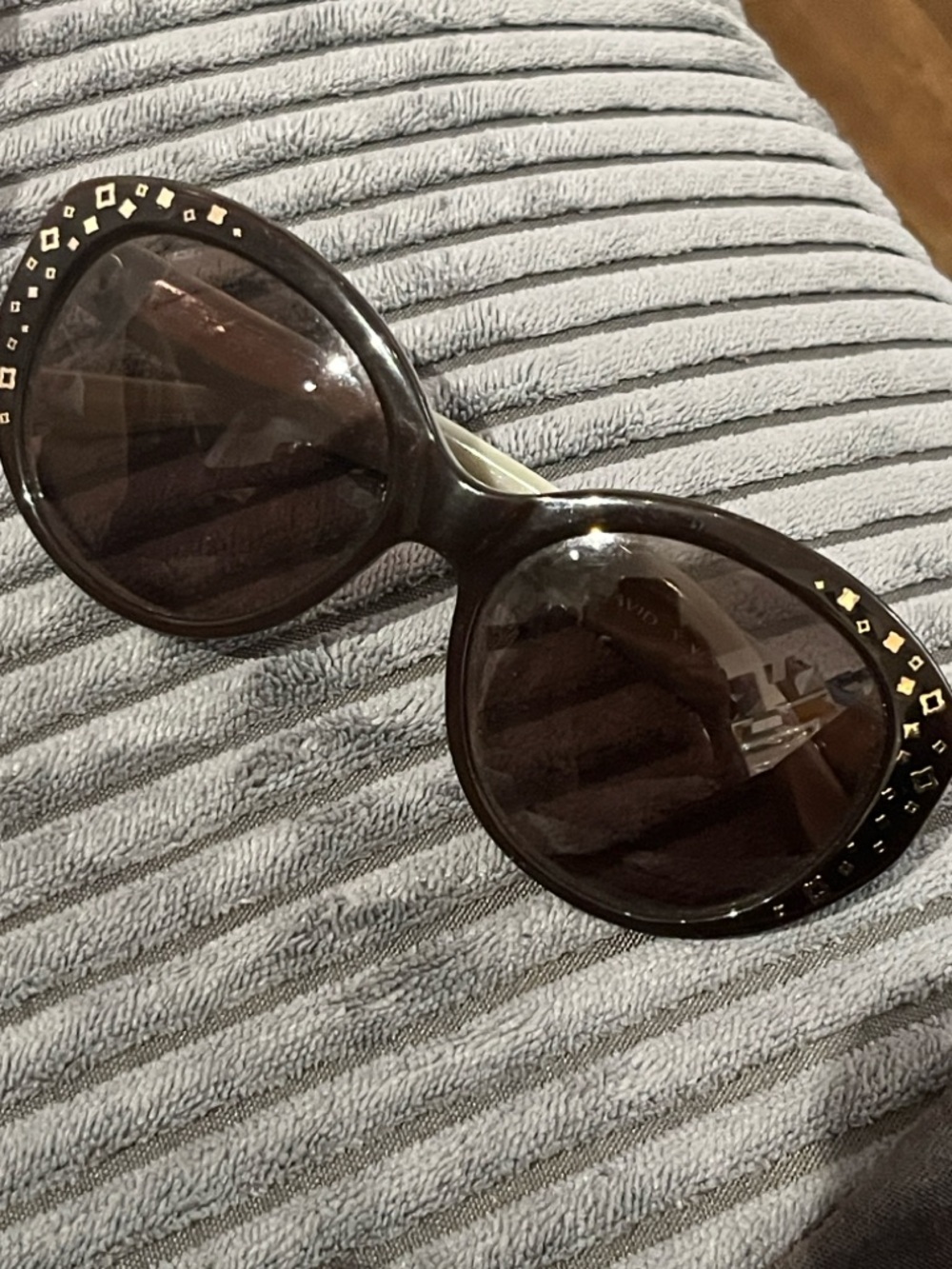 David YURMAN brown  Rounded Women's Sunglasses with Gold Stud Accents good cond